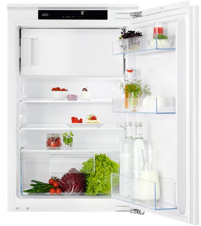 Offener AEG-Kühlschrank mit frischen Lebensmitteln wie Salat, Tomaten, Paprika und Getränken.