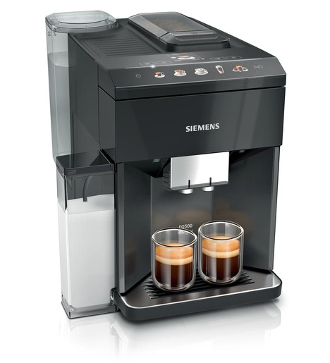 Ein eleganter Siemens Kaffeevollautomat brüht zwei Espressi, die in Gläsern auf der Abtropfschale stehen.